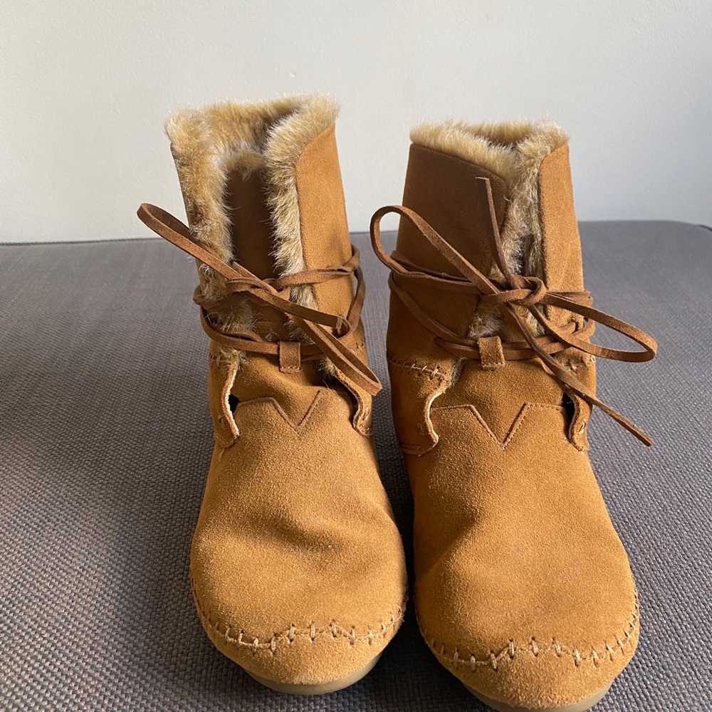 Toms chestnut suede moccasin boots with faux hair